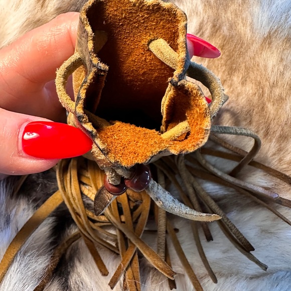 18th Century Native American Leather Medicine Bag & Brown Bess Flints - Picture 6 of 10